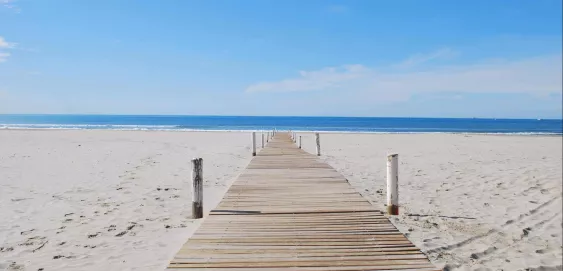Montpellier plage sable chemin ciel bleu