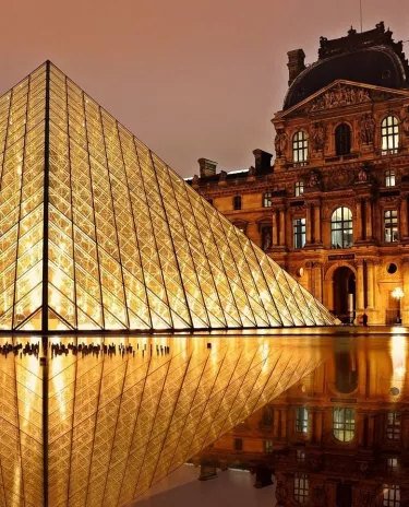 Le Louvre de Paris de nuit