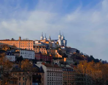 Vue sur Lyon Lyon architecture bâtiments ciel montagne