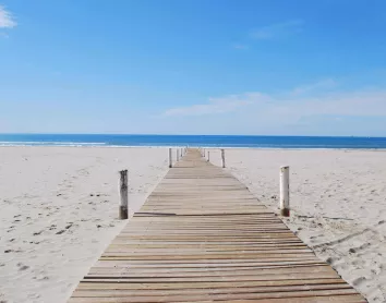 Plage de Montpellier Montpellier plage sable chemin ciel bleu